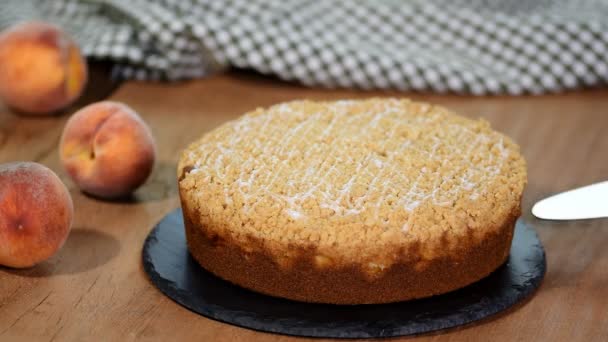 Кусок свежего персикового торта . — стоковое видео