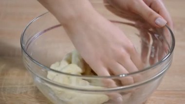 Eller bir kabın içinde ekmek hamur yoğurmak.