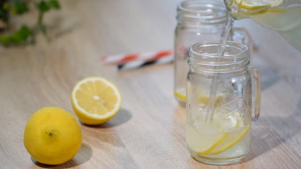 Despejando limonada caseira em frasco de vidro . — Vídeo de Stock