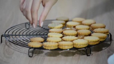 Dulce de leche kurabiye yapma. Pişirme işlemi