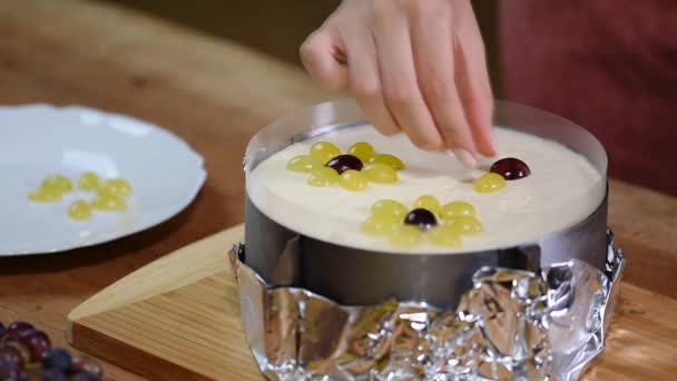 Dekorera kakan med druvor. Hemmagjord druvor mousse tårta. — Stockvideo