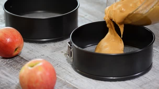 Cake beslag gieten in bakken schotel. Thuis bakken. Maken van de karamel appeltaart. — Stockvideo