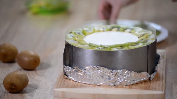 Bolo de decoração com kiwi fresco. Bolo kiwi caseiro . — Vídeo de Stock