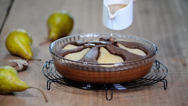 Torta de pêra de chocolate acabado de fazer. Despejar xarope no bolo de chocolate . — Vídeo de Stock