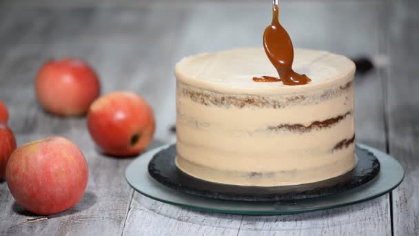 Deliciosa decoración de pastel de manzana con salsa de caramelo casera . — Vídeos de Stock