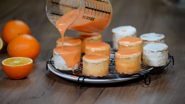 Bolo de laranja com esmalte espelho. Produto de confeitaria — Vídeo de Stock