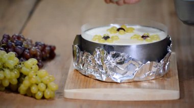 Reçelli kek üzerine dökme. Üzüm ile yapma mousse kek. Pişirme işlemi.