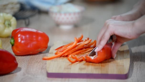 Cortando pimiento morrón. Preparación de tortilla con pollo y pimiento . — Vídeo de stock