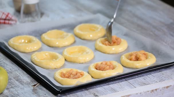 Hausgemachte offene Pasteten mit Apfel zubereiten. vatruschka, Apfelpatty - traditionelles russisches Backen. — Stockvideo
