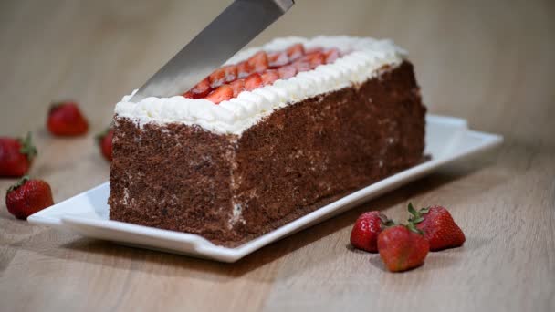 Corte de bolo de chocolate com morangos . — Vídeo de Stock