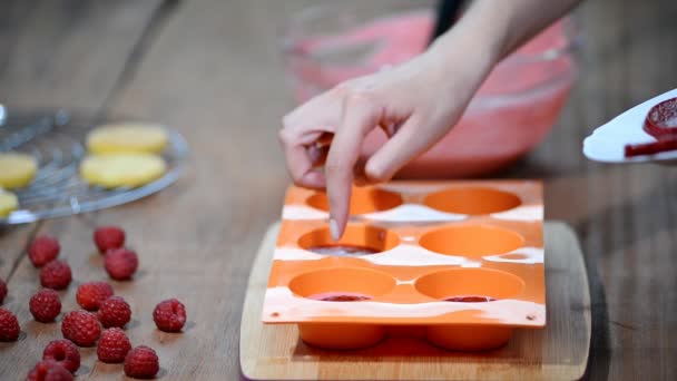 Making French raspberry mousse cake. Home confectionery. — Stock Video