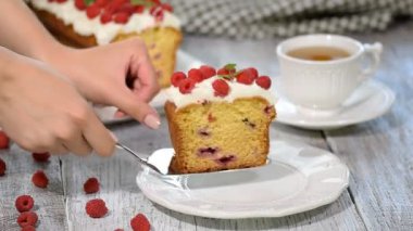 Kek Ahududu ve nane yaprakları.