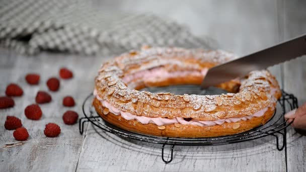 Pastel Choux Hecho Casa Paris Brest Con Frambuesas Postre Francés — Vídeos de Stock