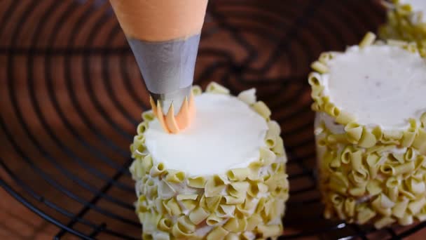Pastry Chef Jest Dekorowanie Mini Tort Pomarańczowy Bitą Śmietaną — Wideo stockowe