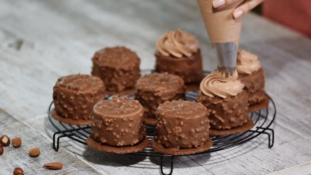 Decorating Mini Chokladmoussetårta Choklad Hasselnöt Mousse Tårta Täckt Med Choklad — Stockvideo