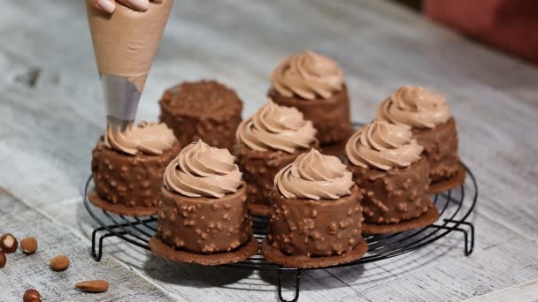 Decorazione Torta Mini Mousse Cioccolato Mousse Nocciole Cioccolato Torta Ricoperta — Video Stock