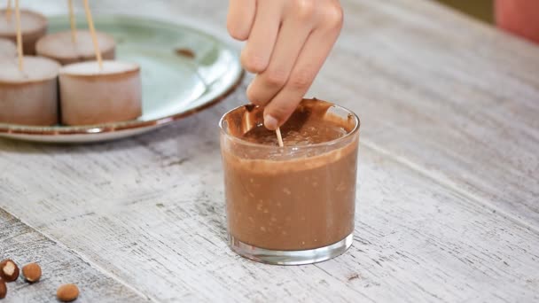 Den Mini Moussekuchen Mit Schokoladenglasur Zubereiten Modernes Europäisches Gebäck Dessert — Stockvideo