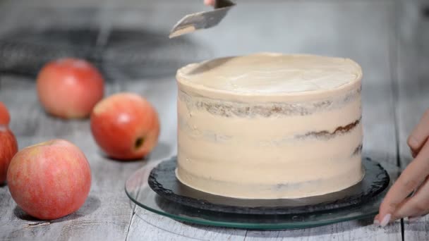 Chef Decorando Delicioso Pastel Con Crema Hacer Pastel Manzana Caramelo — Vídeos de Stock