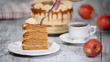 Karamel Apple pastasından baharatlar, tarçın, krem karamel sonbahar tarzı ile.