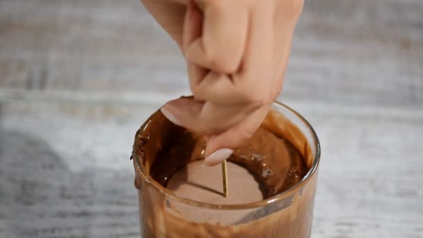 Den Mini Moussekuchen Mit Schokoladenglasur Zubereiten Modernes Europäisches Gebäck Dessert — Stockvideo