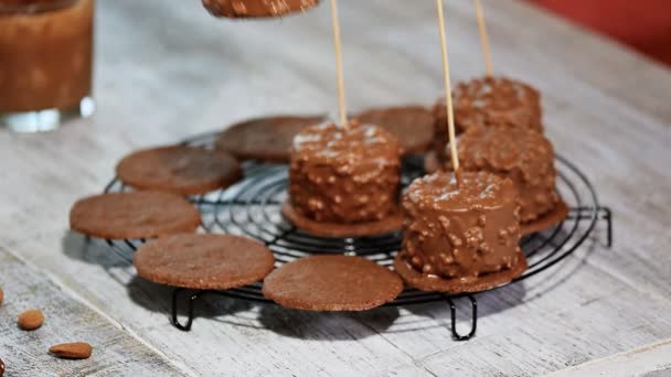 Délicieux Mini Gâteaux Gâteau Français Avec Caramel Noix Intérieur — Video