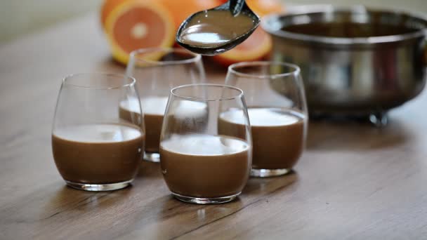 Hacer Chocolate Panna Cotta Vaso Precipitados — Vídeos de Stock