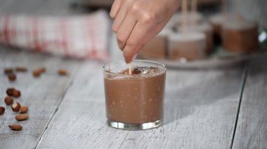 Çikolata sır ile mini mus kek yapmak. Modern Avrupa pasta tatlı.