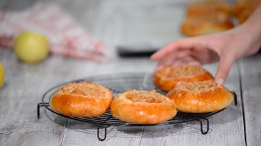 Apple ve shtreyzelem - geleneksel Rus pişirme ile taze ev yapımı açık köftesi.