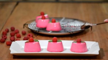 Pembe ayna sır ile Fransız ahududu mousse kek.
