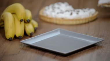 Banoffee Muz pasta plaka ahşap masa arka plan üzerinde. Masasındaki lezzetli Muz pasta.