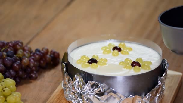 Versare la gelatina sulla torta. Preparare la mousse con l'uva. Processo di cottura . — Video Stock