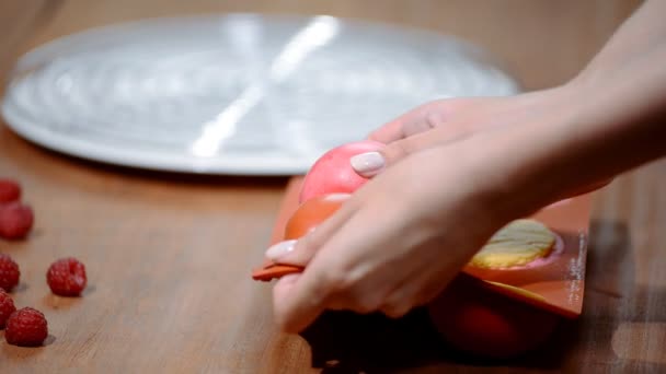 Hände nehmen Moussekuchen aus einer flexiblen Silikonform. Herstellung von französischem Dessert. — Stockvideo