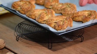 Taze n kalp şeklinde pişirme. Maya tatlı çörek pişirme çanağı bir kalp şeklinde.