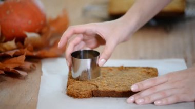 Kabak mini kek yapma. Bir tabloda hamur kesme kurabiye.