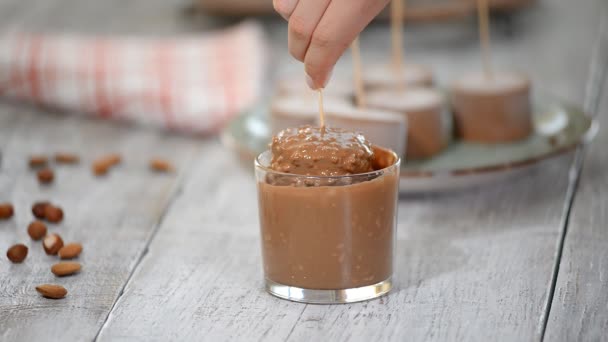 Het maken van de mini mousse cake met chocolade glazuur. Moderne Europese gebak dessert. — Stockvideo