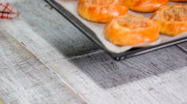 Apple ve shtreyzelem - geleneksel Rus pişirme ile taze ev yapımı açık köftesi.