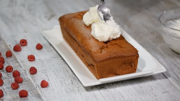 Hacer pastel con crema y frambuesas . — Vídeos de Stock