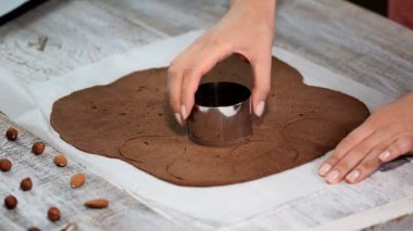 Çikolatalı kurabiye yapma. Serisi. Mermi dışarı kesmek için çerez kesici kullanarak.