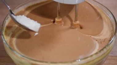 Baker un Mikser kupasına hamur yapma ekler, ev kadını mutfakta aşçılar.