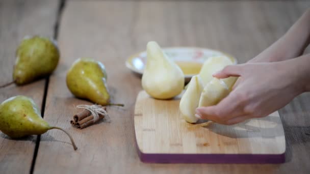 Femme au foyer éplucher une poire — Video