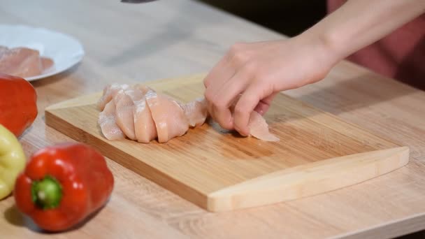 Chef mujer cortes pollo en la cocina . — Vídeos de Stock