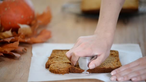 Fare mini torte di zucca. Tagliare i biscotti dalla pasta su un tavolo . — Video Stock