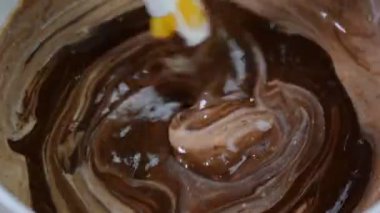 Ganache için çikolatalı kek yapma.