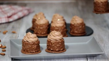 Lezzetli mini kek. Kek karamel ve fındık içinde Fransız.