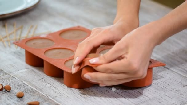 Manos sacando pasteles de mousse de un molde de silicona flexible . — Vídeos de Stock