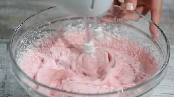 Смешивание сливок из ванили и ягод . — стоковое видео