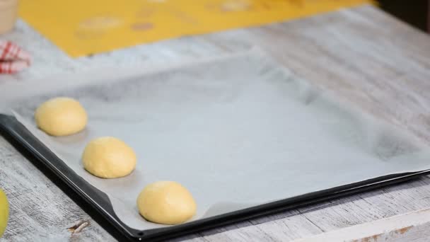 Kvasnice před pečením buchty, leží na plech s pečícím papírem. Proces vaření. — Stock video