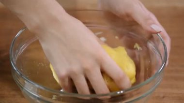 elle kısa pasta, yoğurma.