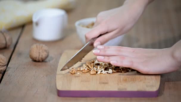 Verse Walnoten Snijden Voorbereiding Van Een Cake Close — Stockvideo