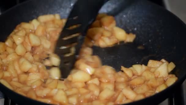 Faire du remplissage de pommes. Pommes coupées en morceaux dans une poêle avec du sucre . — Video